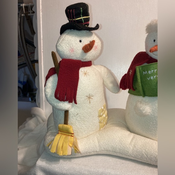 HALLMARK SNOW COUPLE MUSICAL CAROLERS - Picture 3 of 9